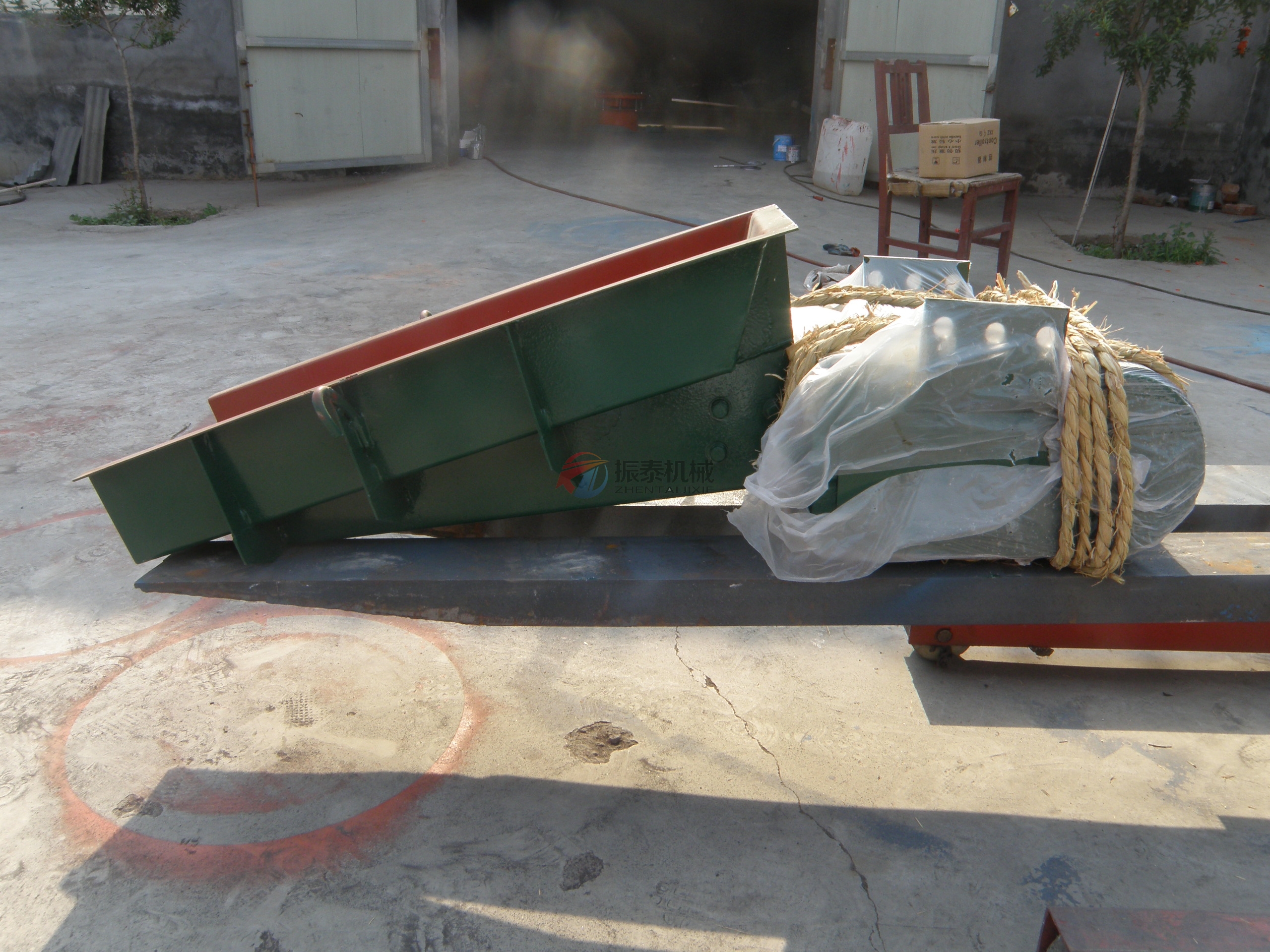 顆粒焦炭電磁振動(dòng)給料機(jī) 顆粒焦炭電磁振動(dòng)給料機(jī)